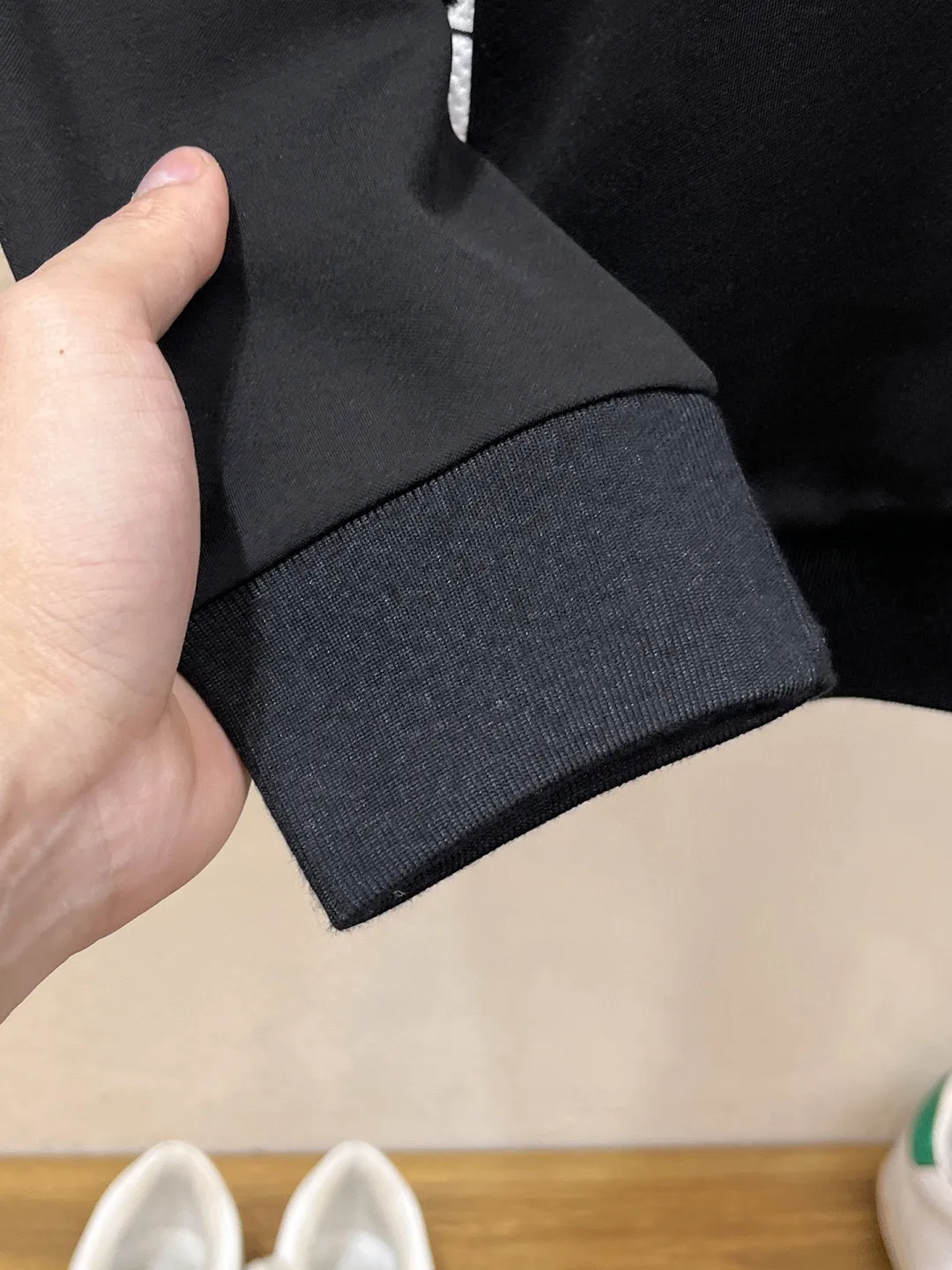 🅿️720 [LV Louis Vuitton] hot-selling suit is coming. Focus on the original version of the official website. 2025 new hot-selling cardigan and sweatshirt suit. The original order is the best. 🇭🇰The meticulous work of top designers. It has a fitting and perfect upper body effect. All-natural high-quality Tencel Roman cotton 100%, close-fitting comfort, noble and elegant! Original hardware embodies elegance and nobility! Counter size: M-3XL (maximum wear up to 190 pounds)